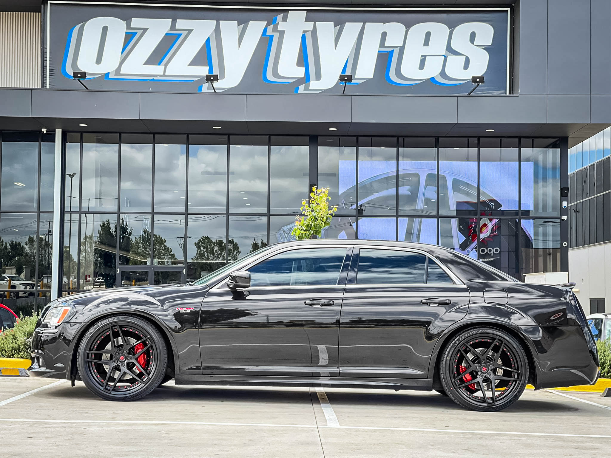 CHRYSLER 300C SRT-8 LEXANI SPIKE SATIN BLACK RED RIVETS