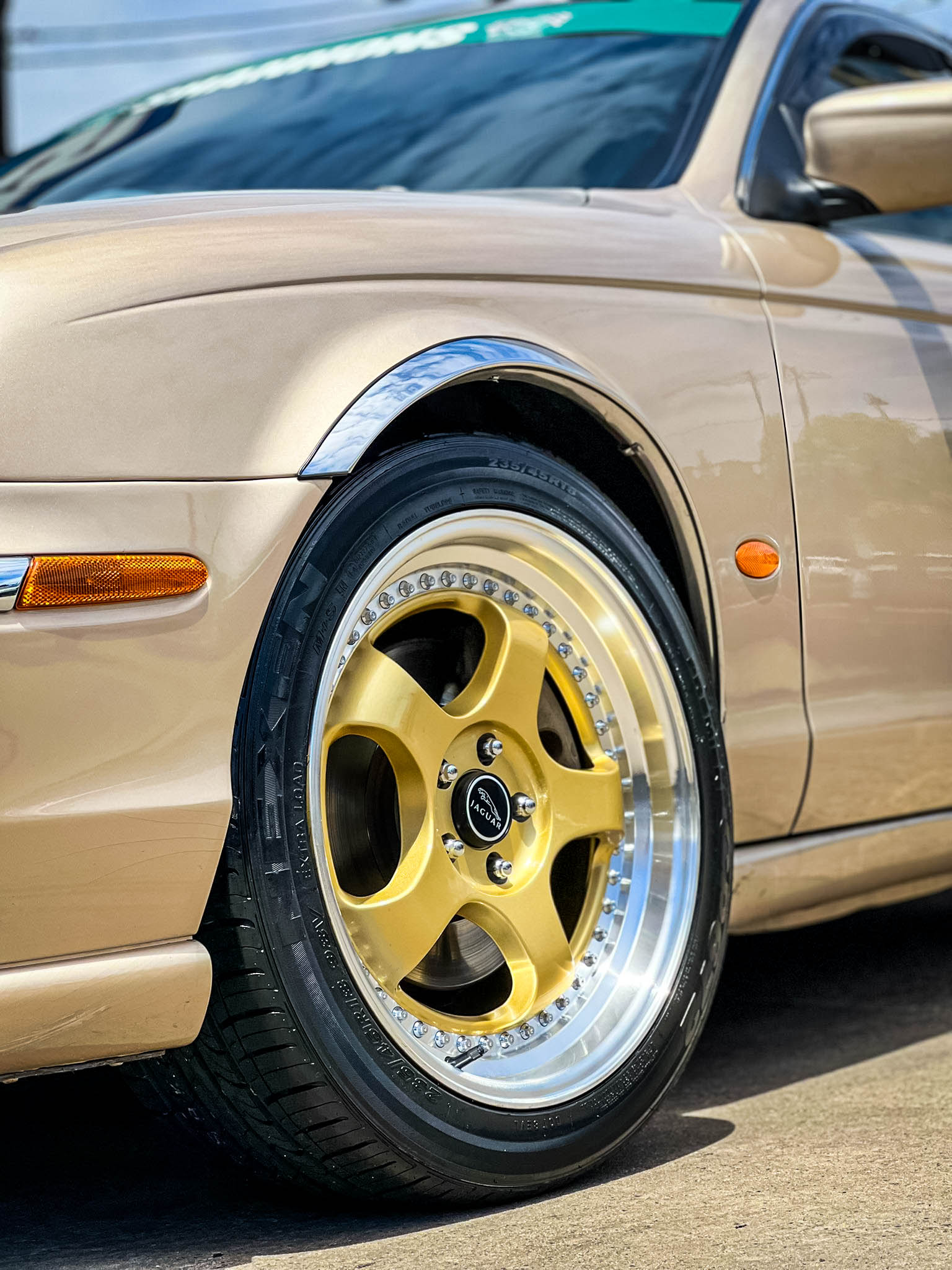 JAGUAR_S-TYPE_HUSSLA_ZEN_GOLD_CHROME_RIVETS_MACHINED_LIP_18_NEXEN_CP6724.jpg