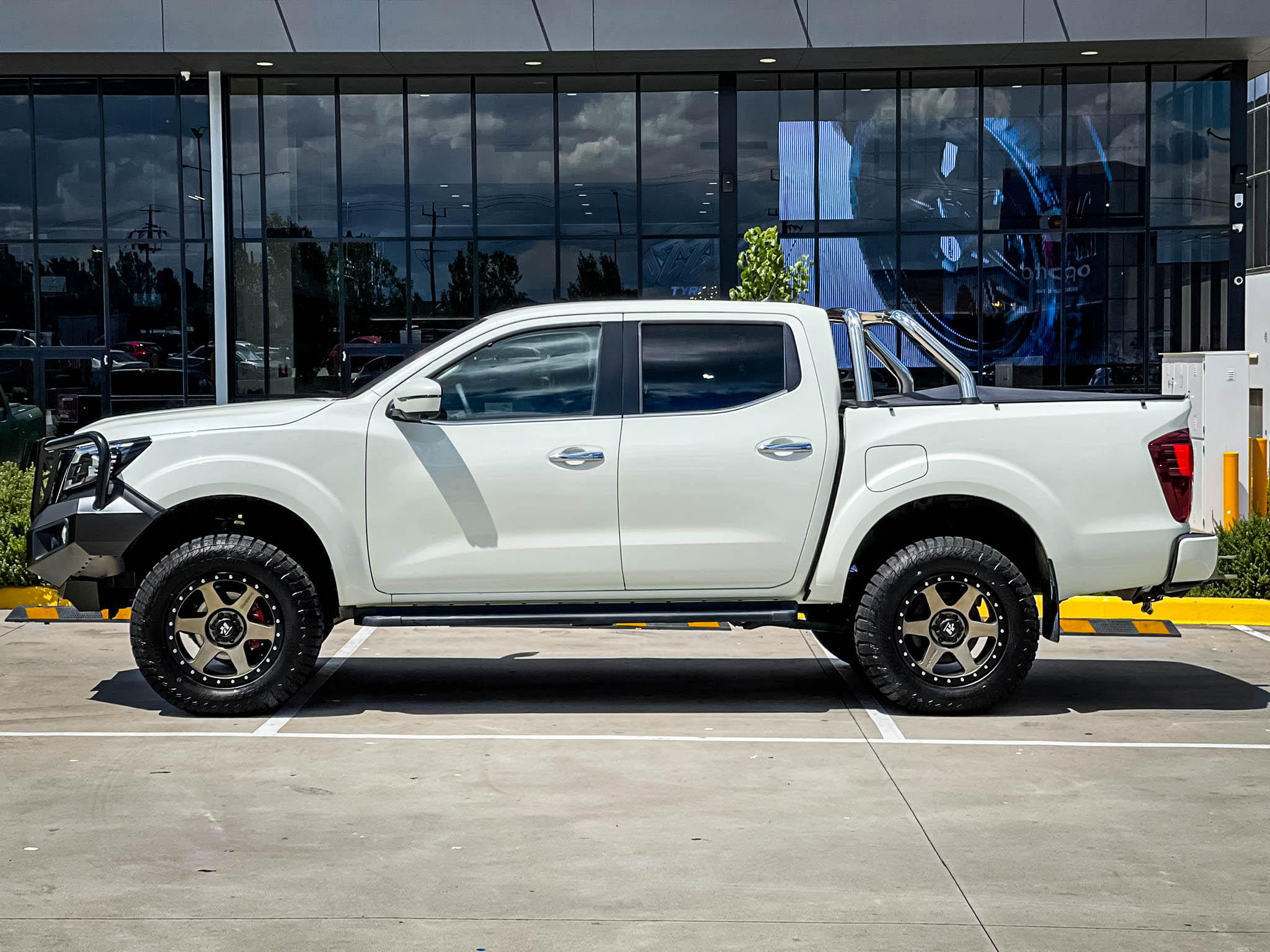 NISSAN_NAVARA_HUSSLA_SPITFIRE_MATTE_BRONZE_BLACK_LIP_CHROME_BOLTS_18_MONSTA_HYBRID_RT2.jpg