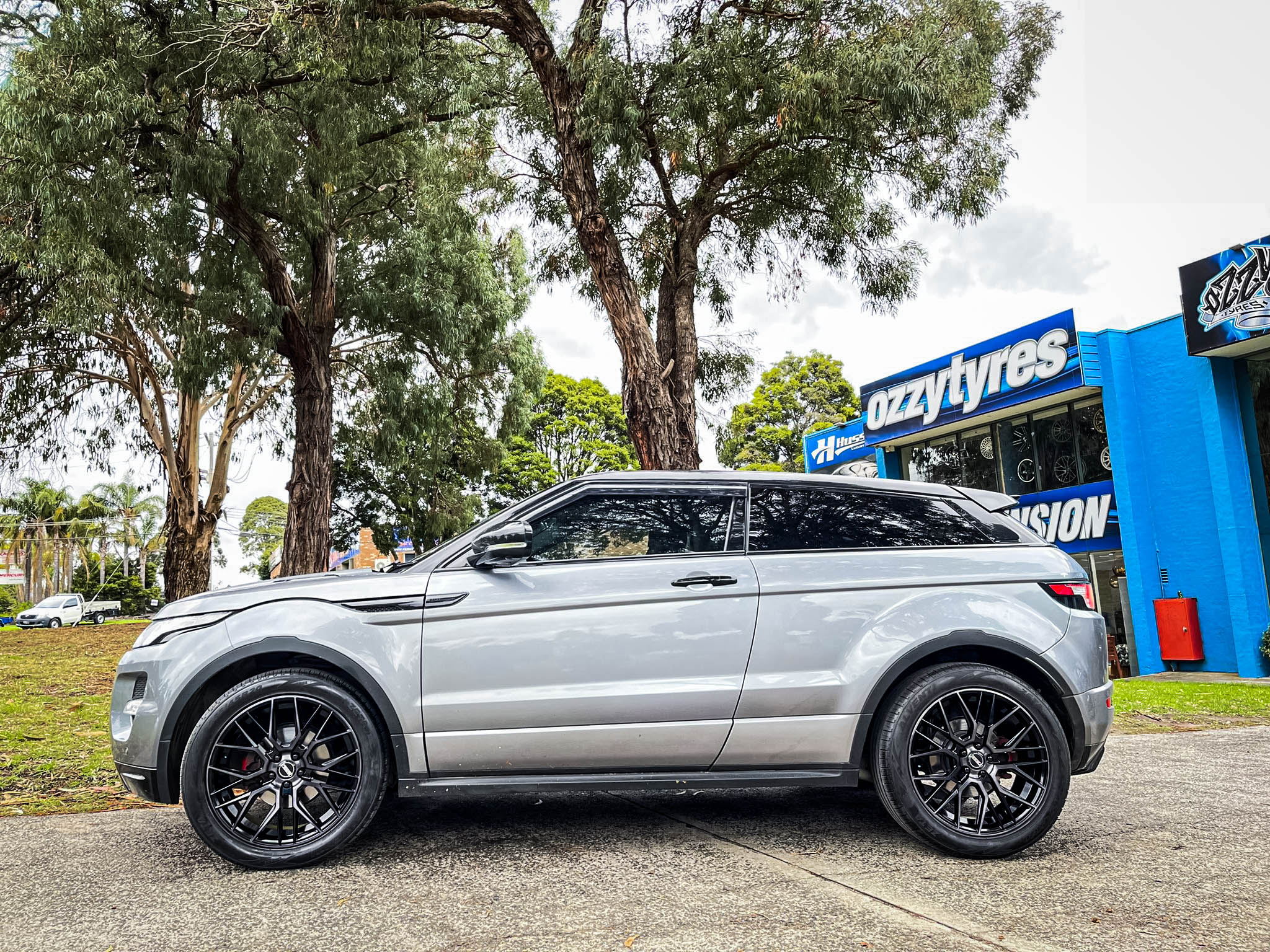 LAND_ROVER_RANGE_ROVER_EVOQUE_HUSSLA_LIT_GLOSS_BLACK_DARK_TINT_FACE_204.jpg