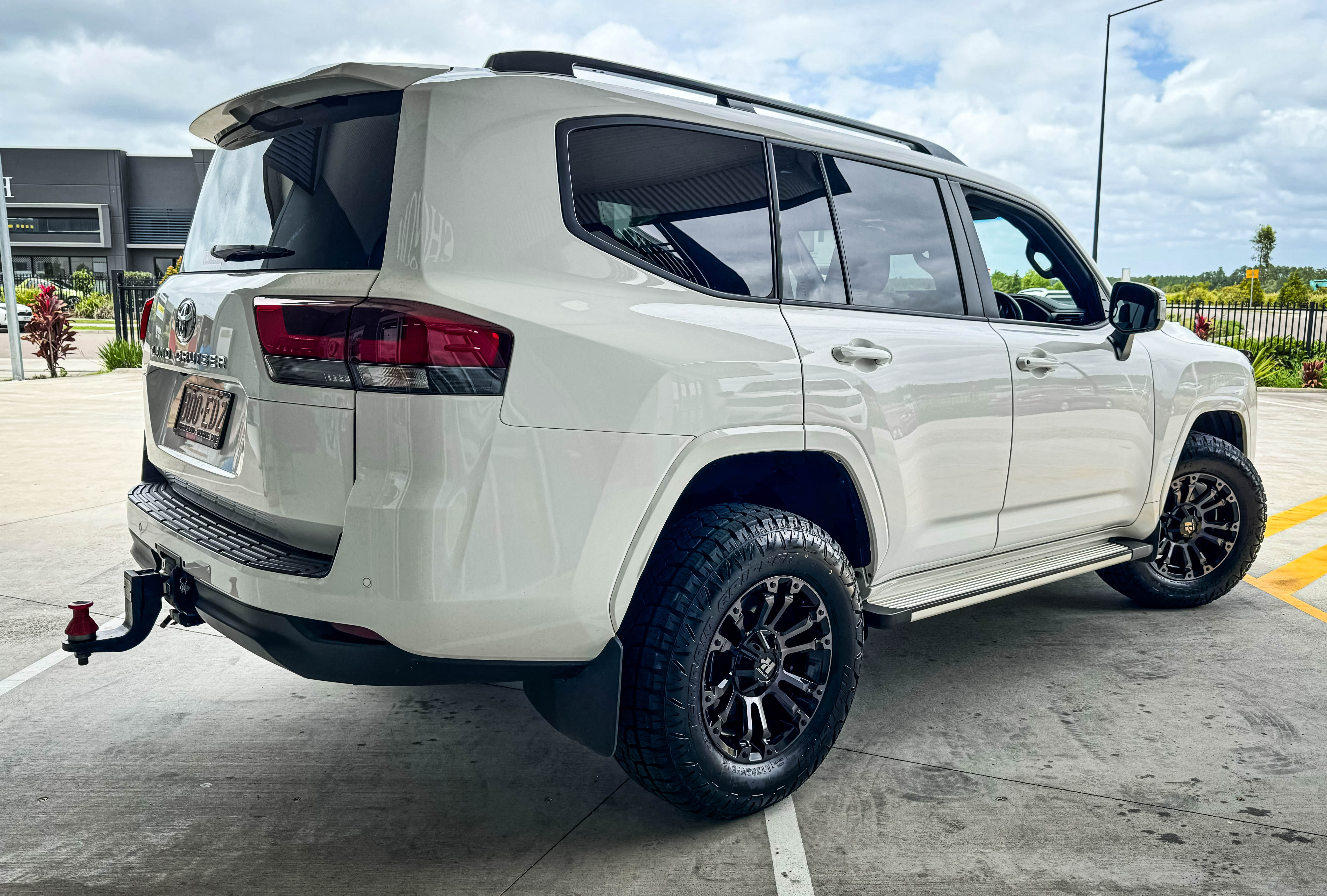 TOYOTA_LAND_CRUISER_300_SERIES_HUSSLA_AMBUSH_GLOSS_BLACK_DARK_TINT_FACE_2.jpg