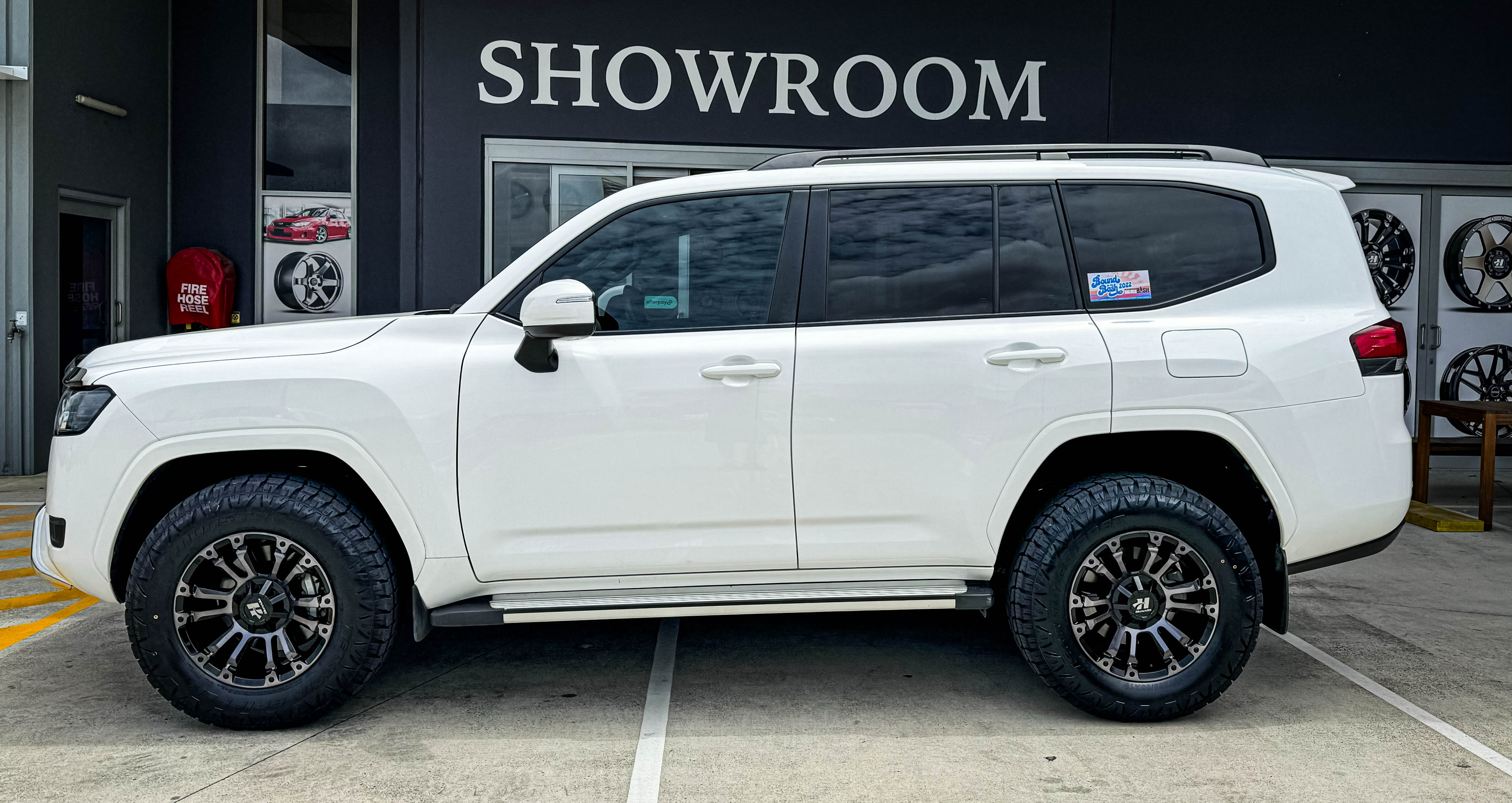 TOYOTA_LAND_CRUISER_300_SERIES_HUSSLA_AMBUSH_GLOSS_BLACK_DARK_TINT_FACE_4.jpg