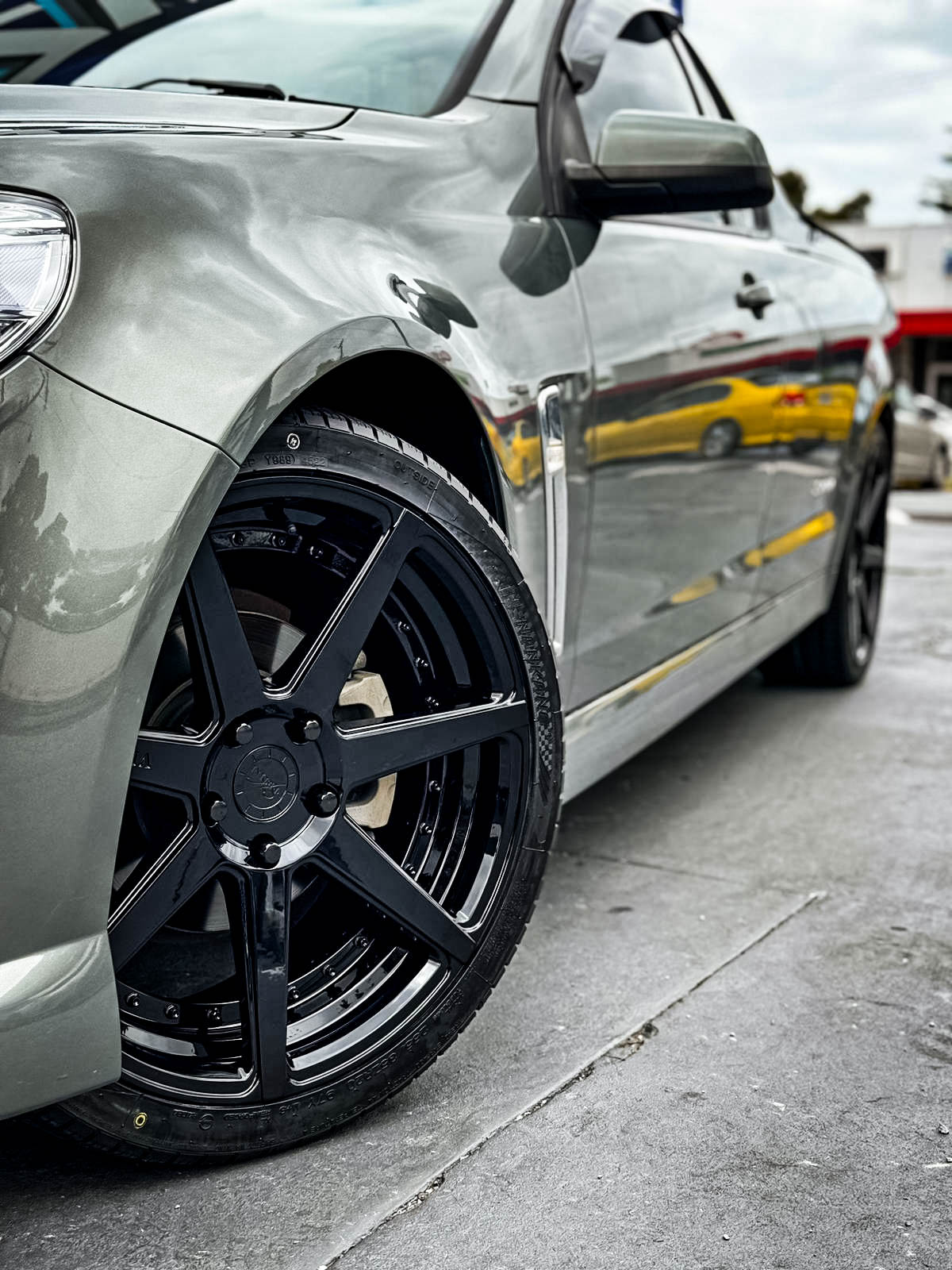 holden commodore vertini dynasty satin black gold bolts wheel #14440