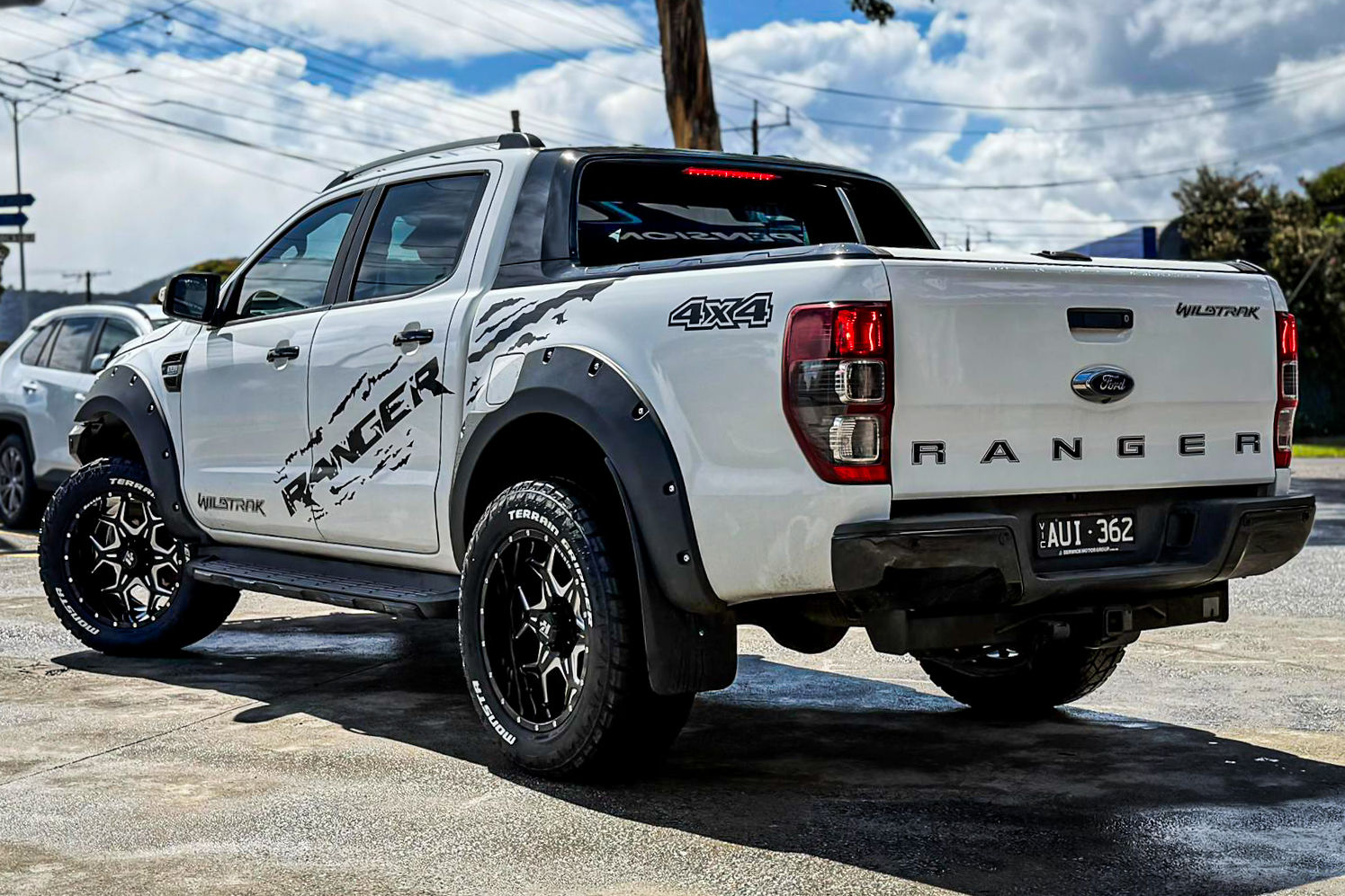 FORD_RANGER_HUSSLA_KALASHNIKOV_GLOSS_BLACK.jpg