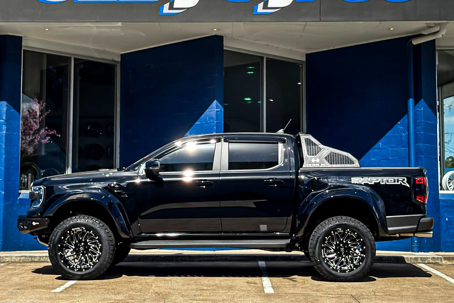 FORD_RANGER_NEXT_GEN_HUSSLA_MAC_10_GLOSS_BLACK_1_2.jpg