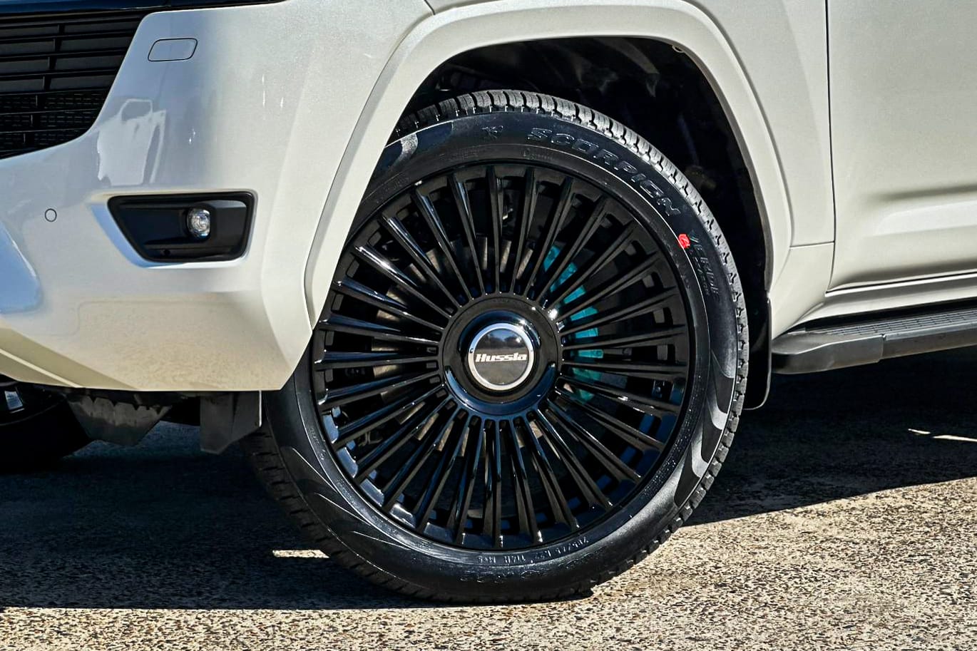 TOYOTA_LAND_CRUISER_HUSSLA_DUBAI_GLOSS_BLACK.jpg