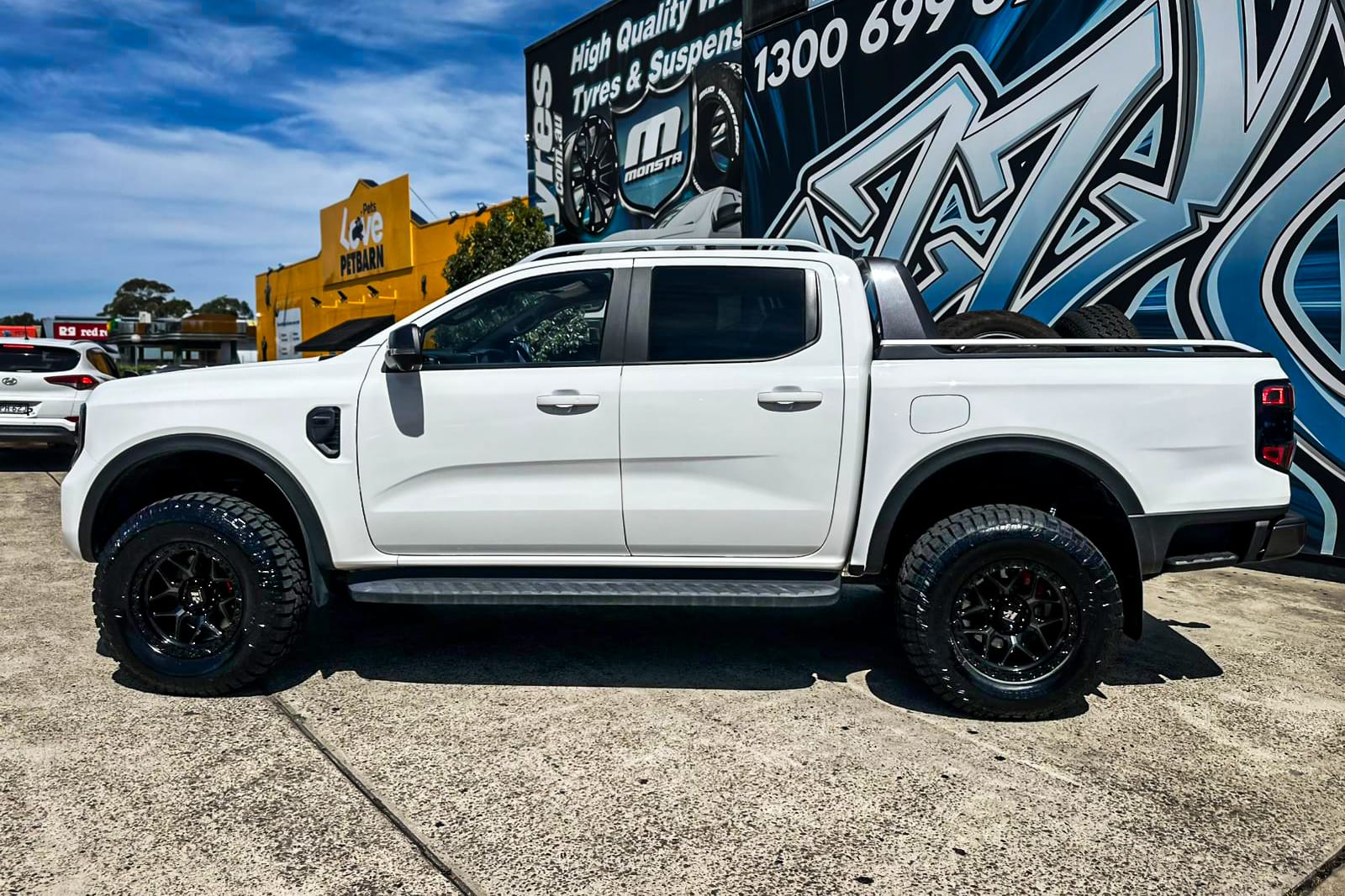 FORD_RANGER_HUSSLA_GENERAL_GLOSS_BLACK_DARK_TINT_1.jpg