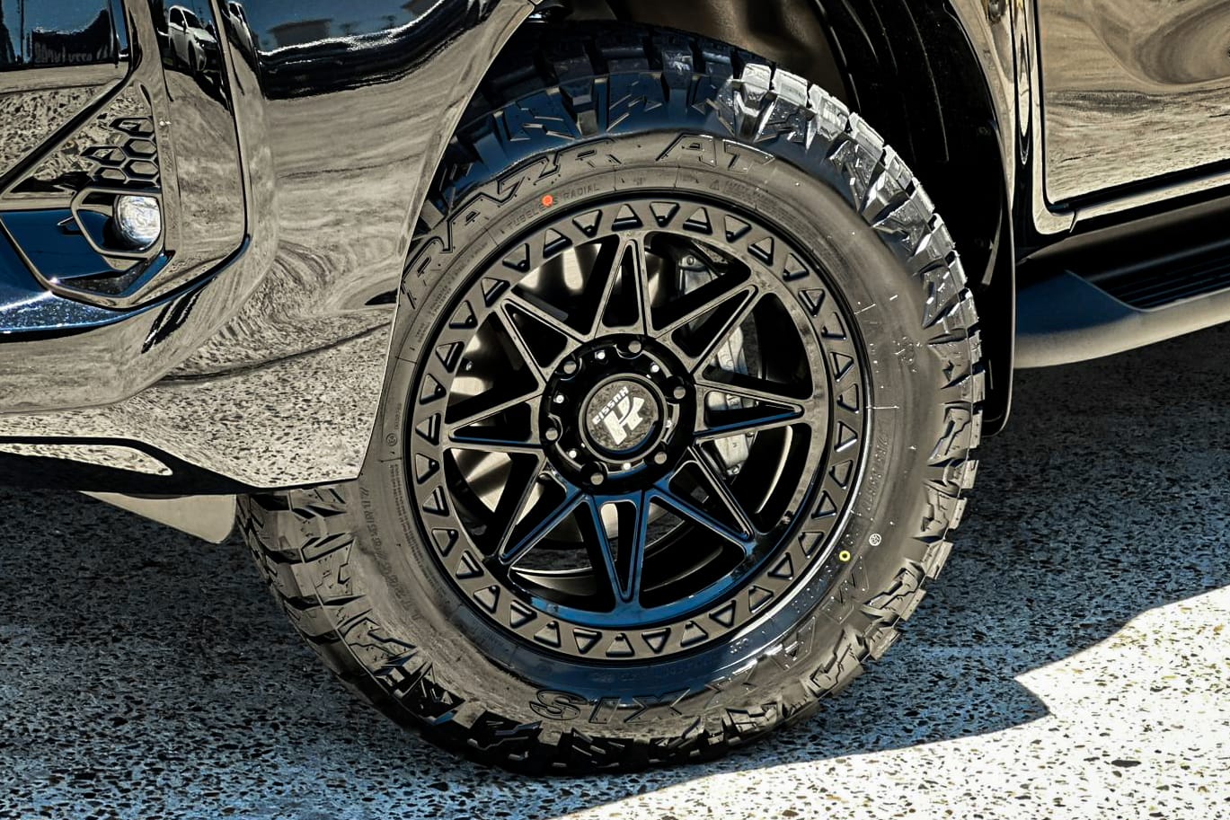 TOYOTA_HILUX_HUSSLA_MK7_GLOSS_BLACK_MATTE_BLACK_LIP_1_2_3.jpg