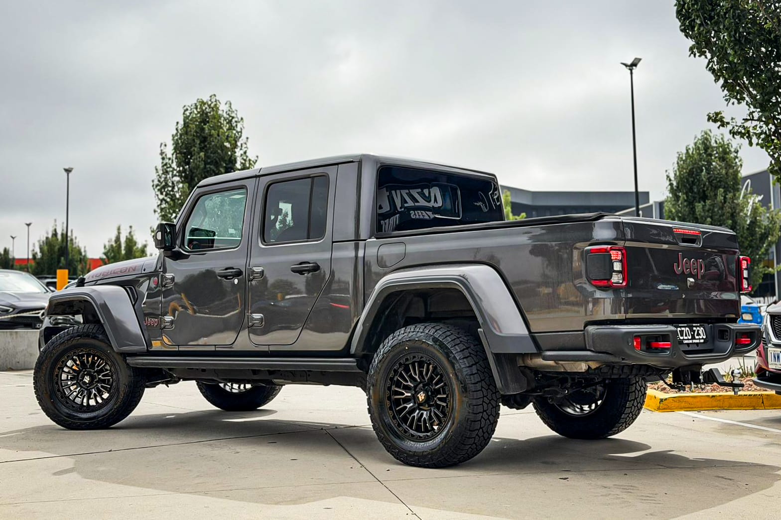 JEEP_GLADIATOR_HUSSLA_SNYPER_GLOSS_BLACK_DARK_TINT_FACE_18_1_2_3.jpg