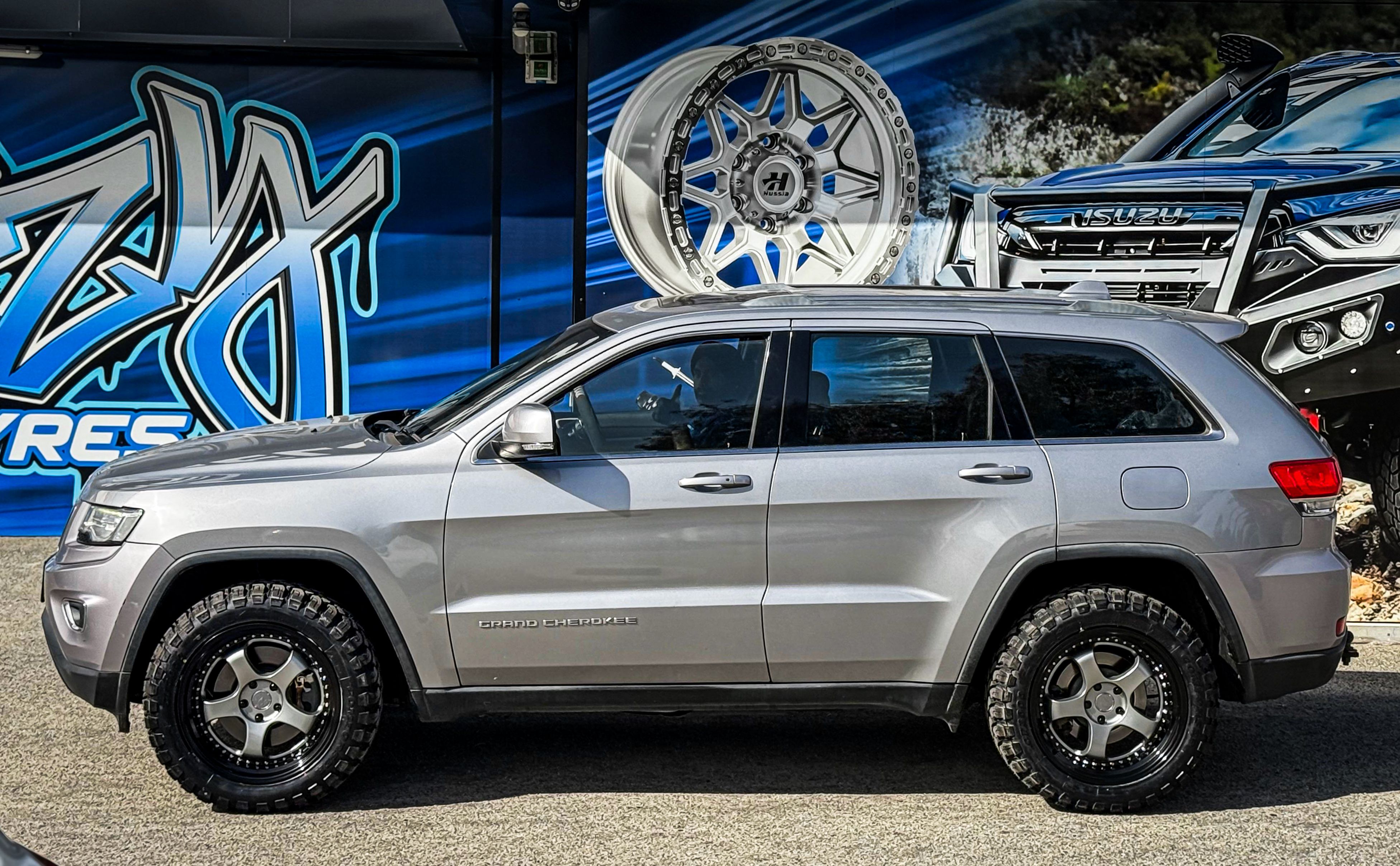 JEEP_GRAND_CHEROKEE_HUSSLA_ZEN_GUNMETAL_GREY_CHROME_RIVETS_BLACK_LIP_1_2.jpg