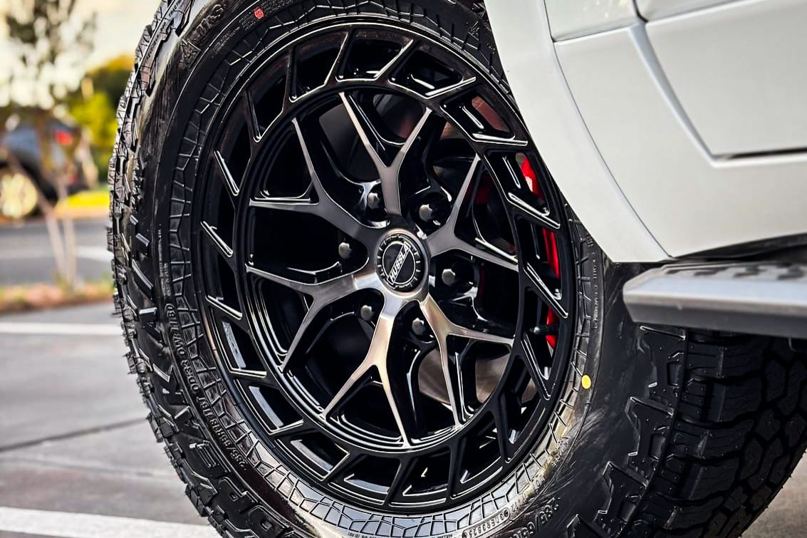 TOYOTA_LAND_CRUISER_HUSSLA_GUNNER_DIAMOND_TINT_FACE_BLACK_LIP_1_2_3.jpg