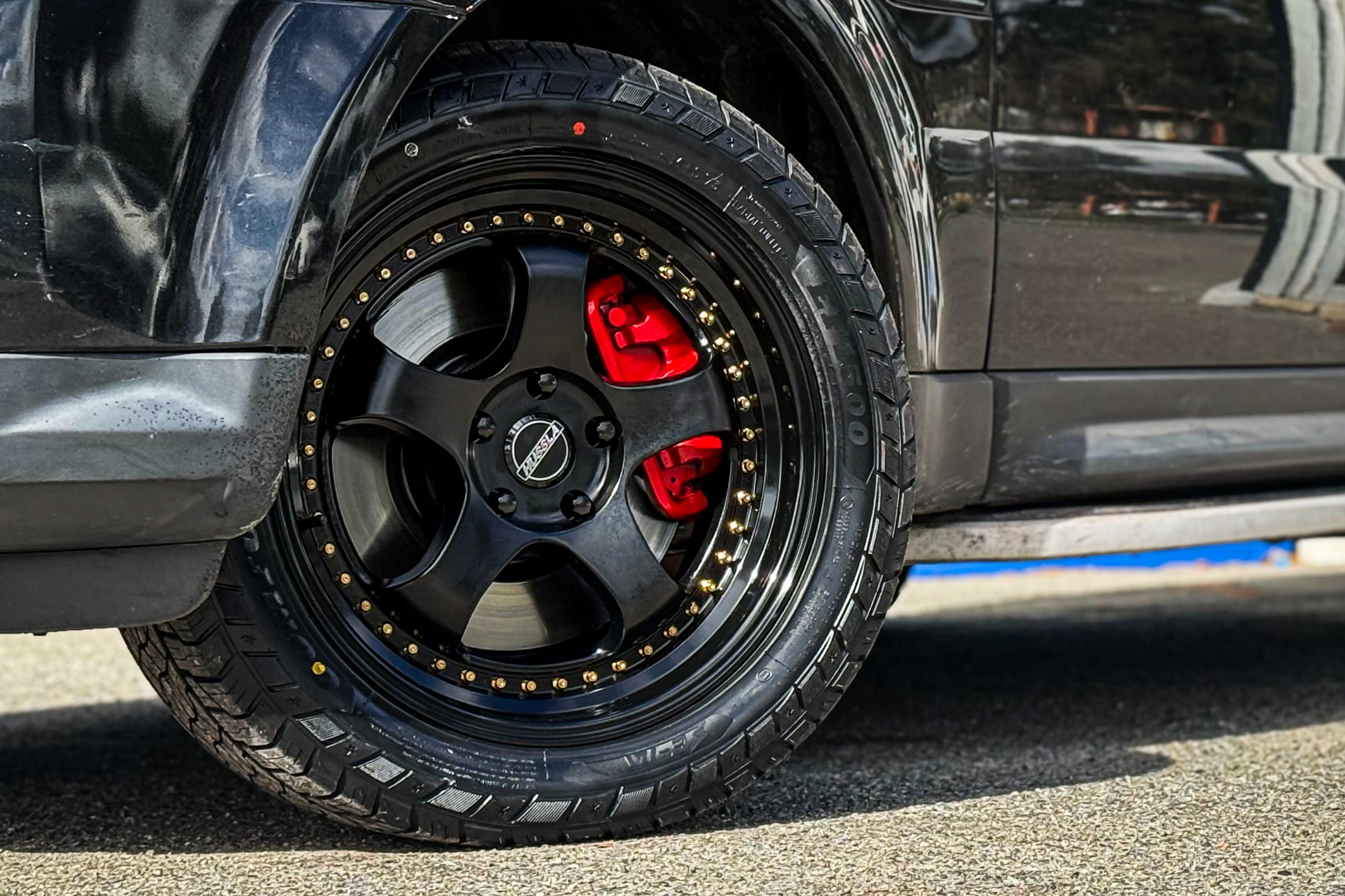 LAND_ROVER_RANGE_ROVER_HUSSLA_ZEN_MATTE_BLACK_GOLD_RIVETS_GLOSS_BLACK_LIP_1.jpg