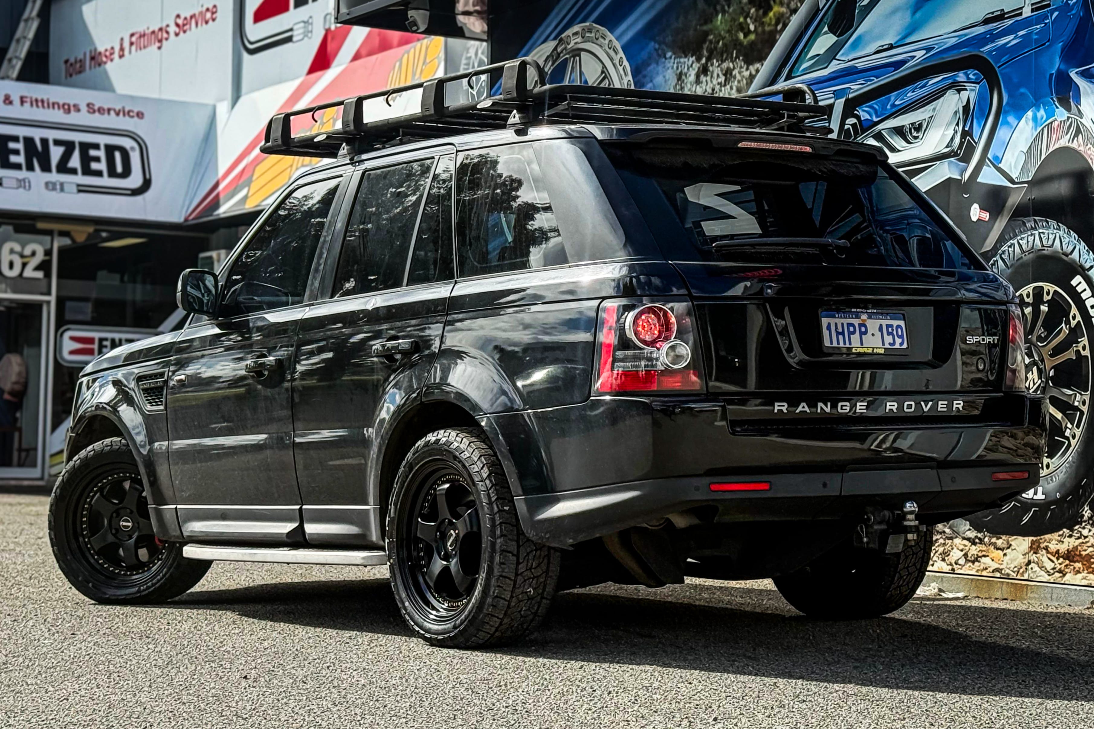 LAND_ROVER_RANGE_ROVER_HUSSLA_ZEN_MATTE_BLACK_GOLD_RIVETS_GLOSS_BLACK_LIP_1_2.jpg