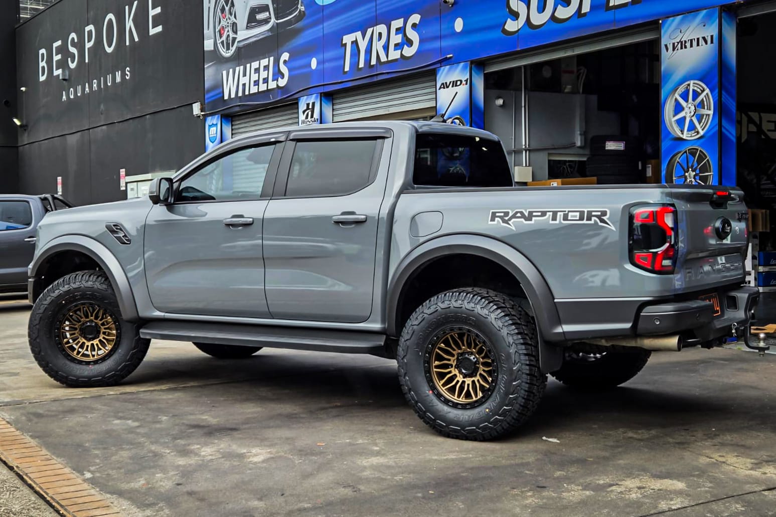 FORD_RANGER_RAPTOR_HUSSLA_BULLY_GLOSS_BRONZE_CENTER_SATIN_BLACK_LIP_1_2.jpg