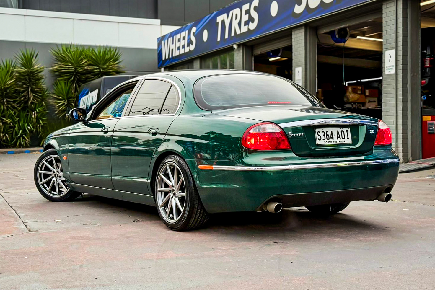 JAGUAR_S-TYPE_HUSSLA_DIRECTIONAL_SILVER_MACHINED_FACE_1.jpg