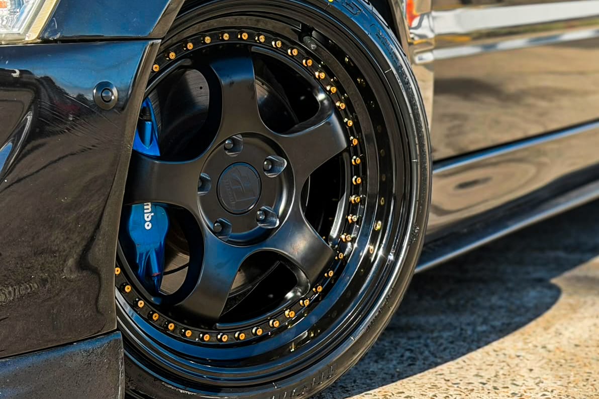 MITSUBISHI_LANCER_HUSSLA_ZEN_MATTE_BLACK_GOLD_RIVETS_GLOSS_BLACK_LIP_1_2.jpg