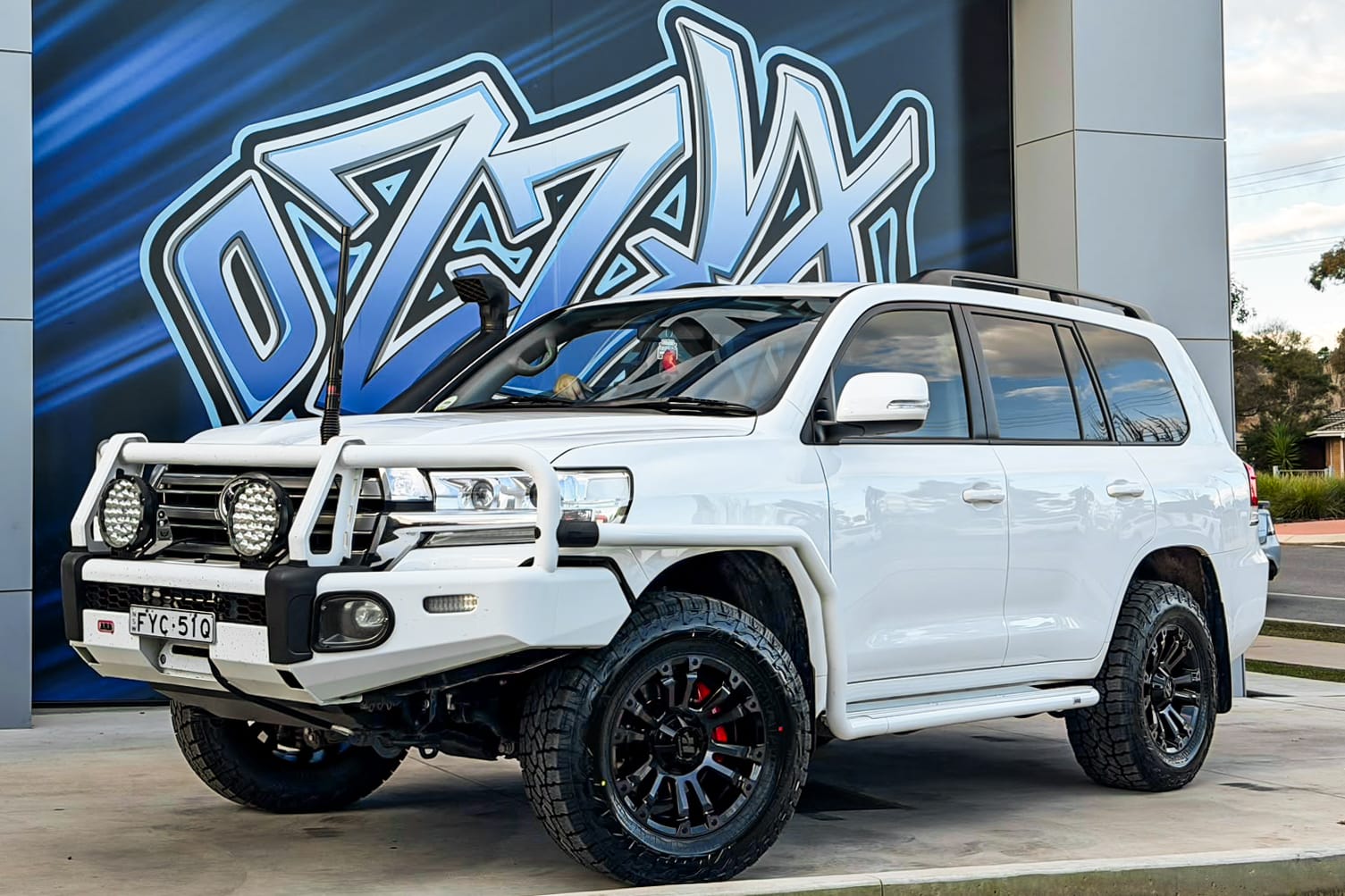TOYOTA_LAND_CRUISER_HUSSLA_AMBUSH_GLOSS_BLACK_DARK_TINT_FACE_17_1_2.jpg