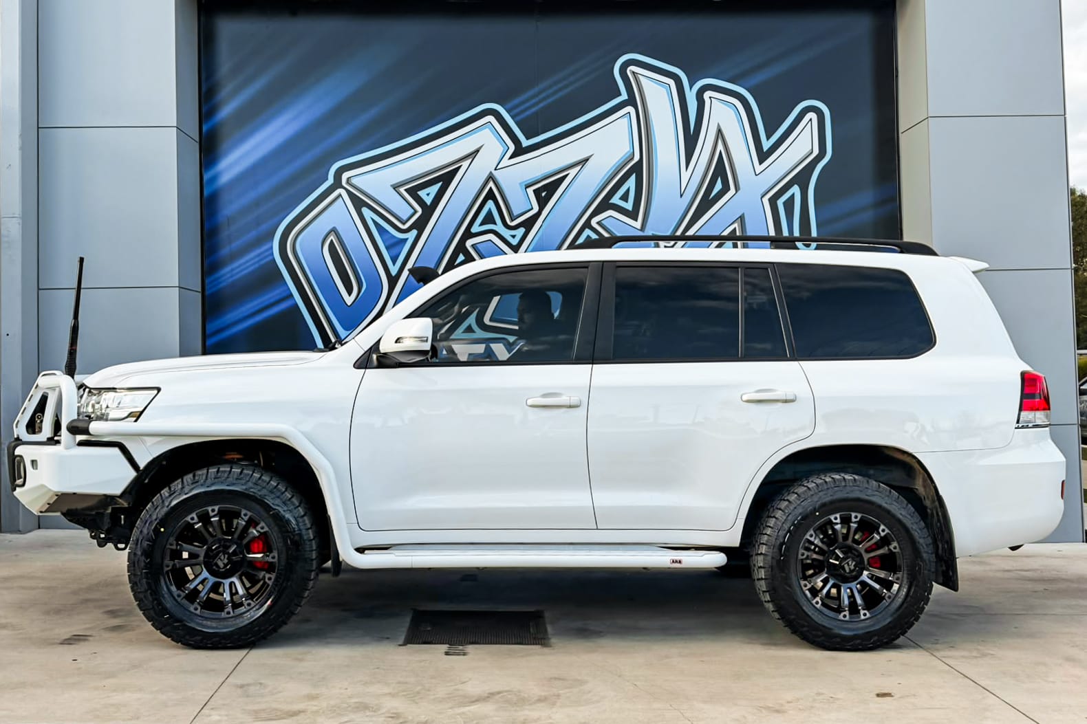 TOYOTA_LAND_CRUISER_HUSSLA_AMBUSH_GLOSS_BLACK_DARK_TINT_FACE_17_1_2_3.jpg
