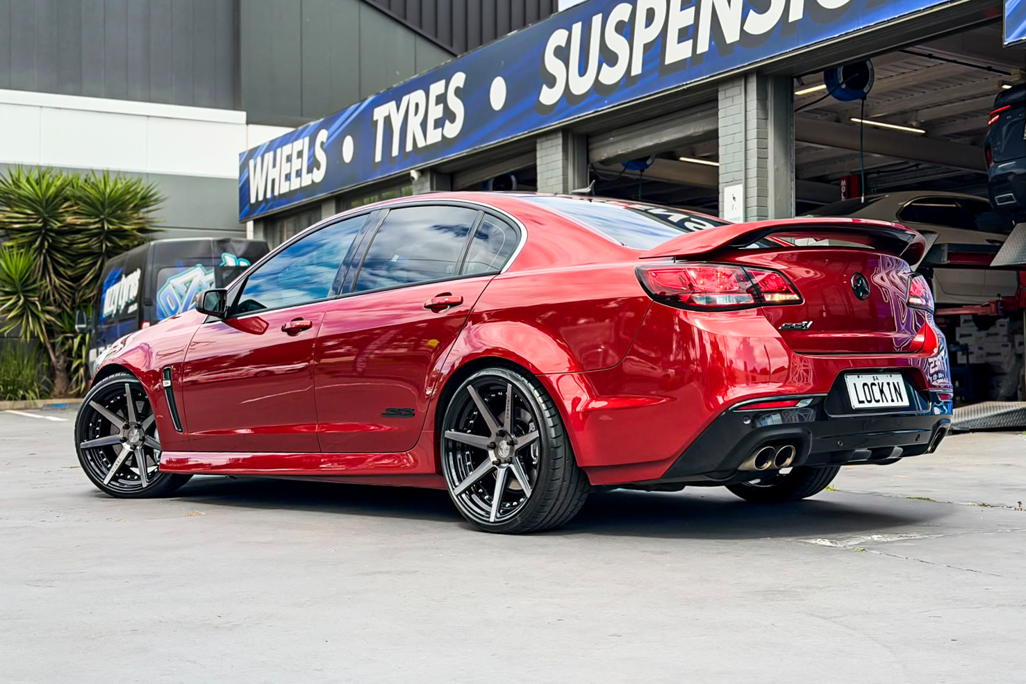 HOLDEN_COMMODORE_VERTINI_DYNASTY_GLOSS_BLACK_DARK_TINT_FACE_CHROME_BOLTS_1_2.jpg