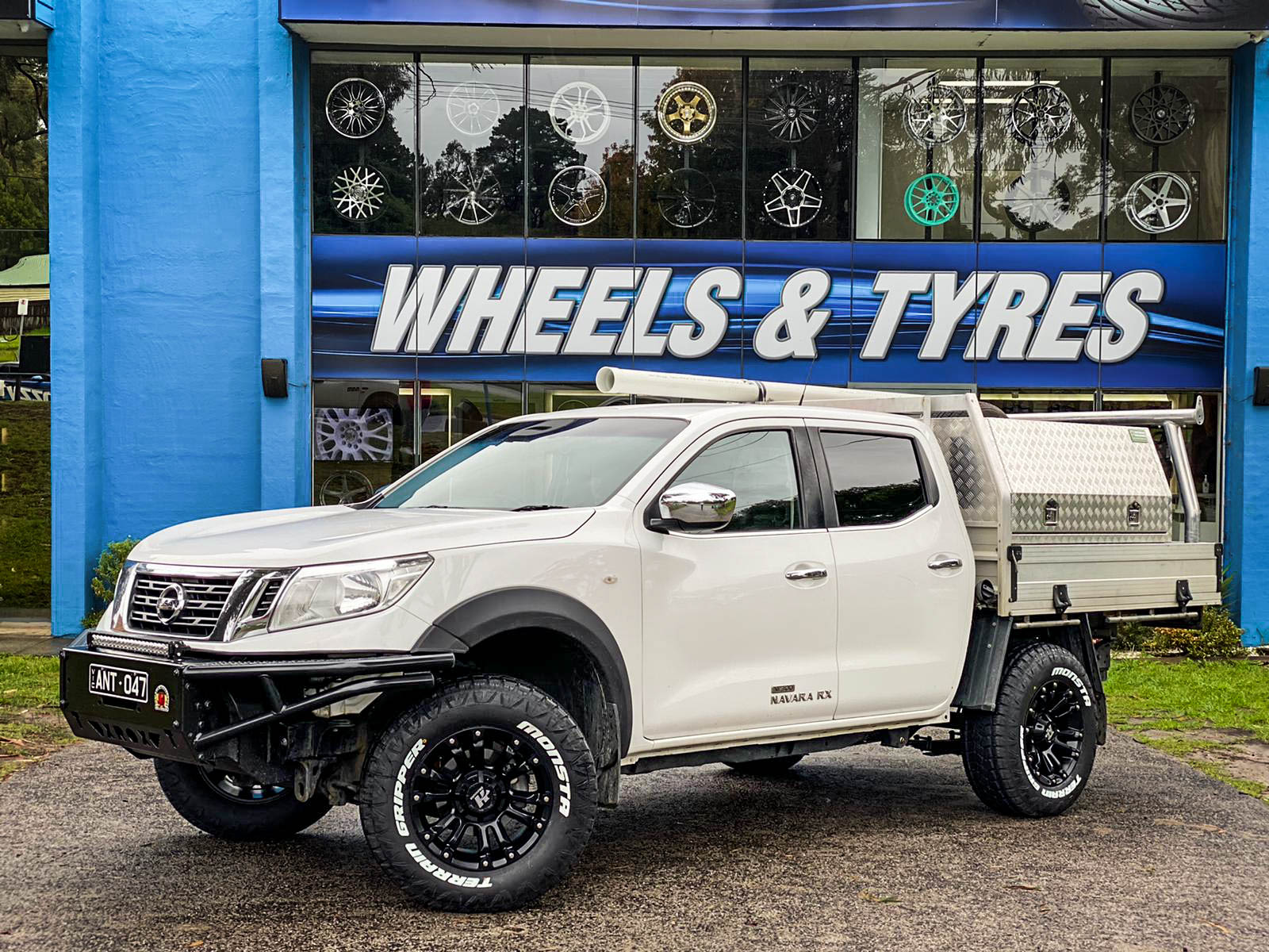 NISSAN NAVARA HUSSLA AMBUSH MATTE BLACK #3229