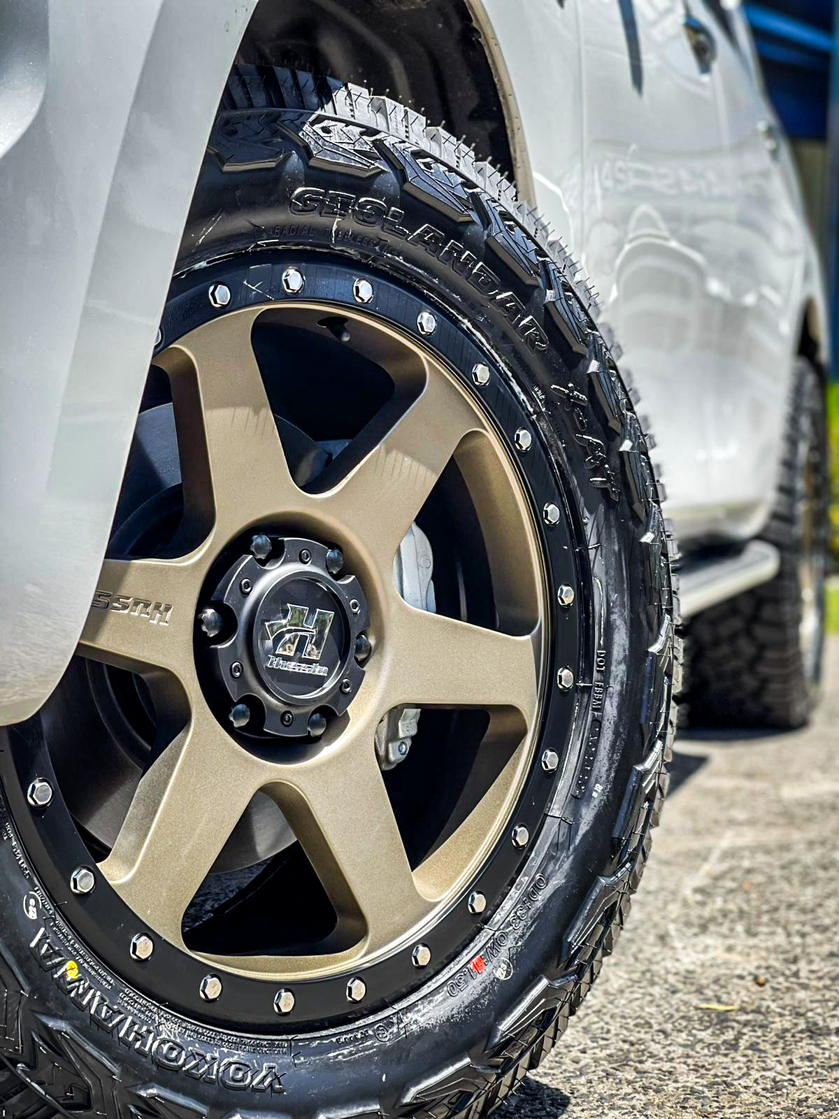 NISSAN_PATROL_HUSSLA_SPITFIRE_MATTE_BRONZE_BLACK_LIP_CHROME_BOLTS_YOKOHAMA_GEOLANDER_G0514.jpg