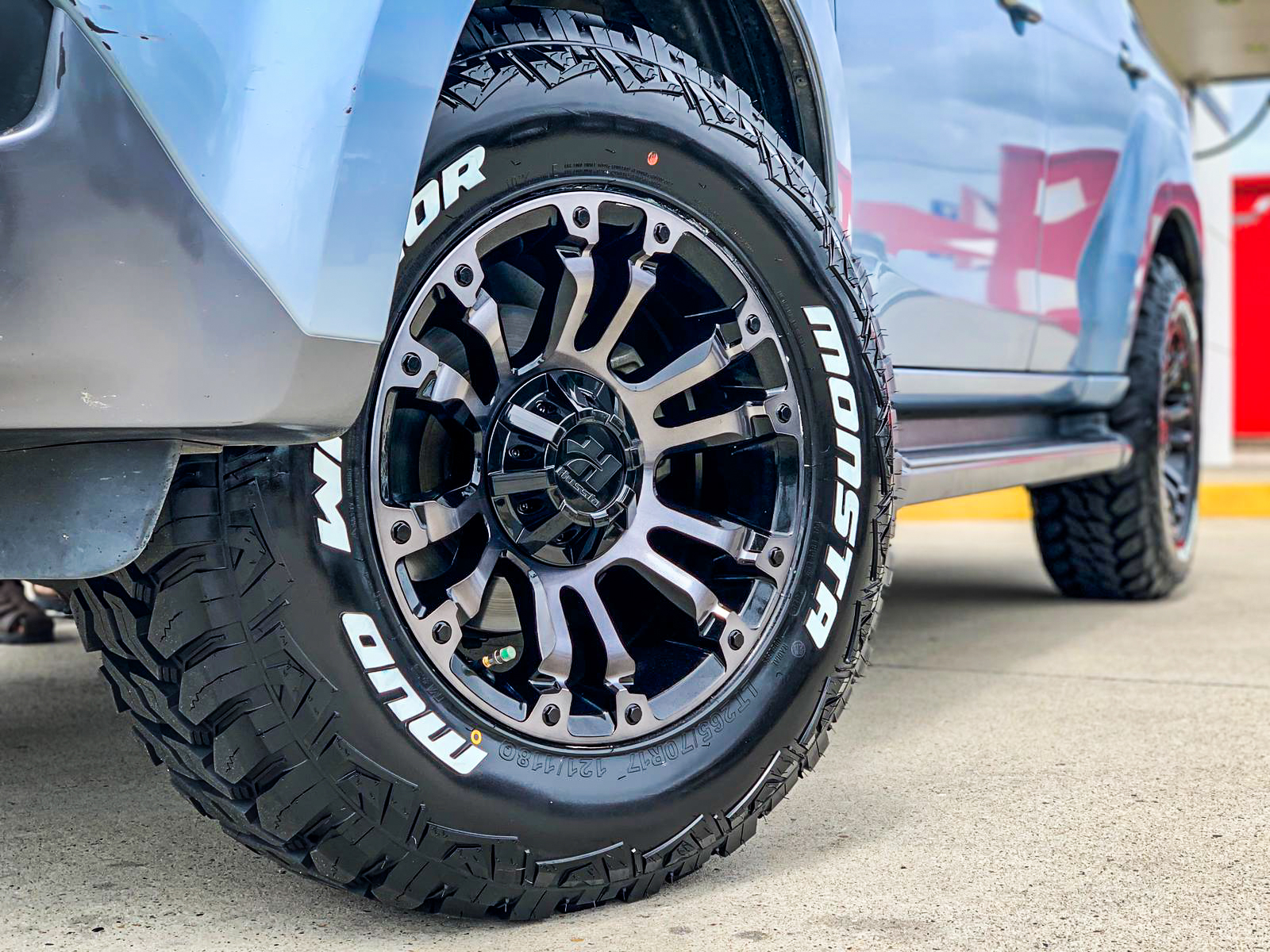 ISUZU_MU-X_HUSSLA_AMBUSH_GLOSS_BLACK_DARK_TINT_FACE_17_MONSTA_MUD_WARRIOR4.jpg