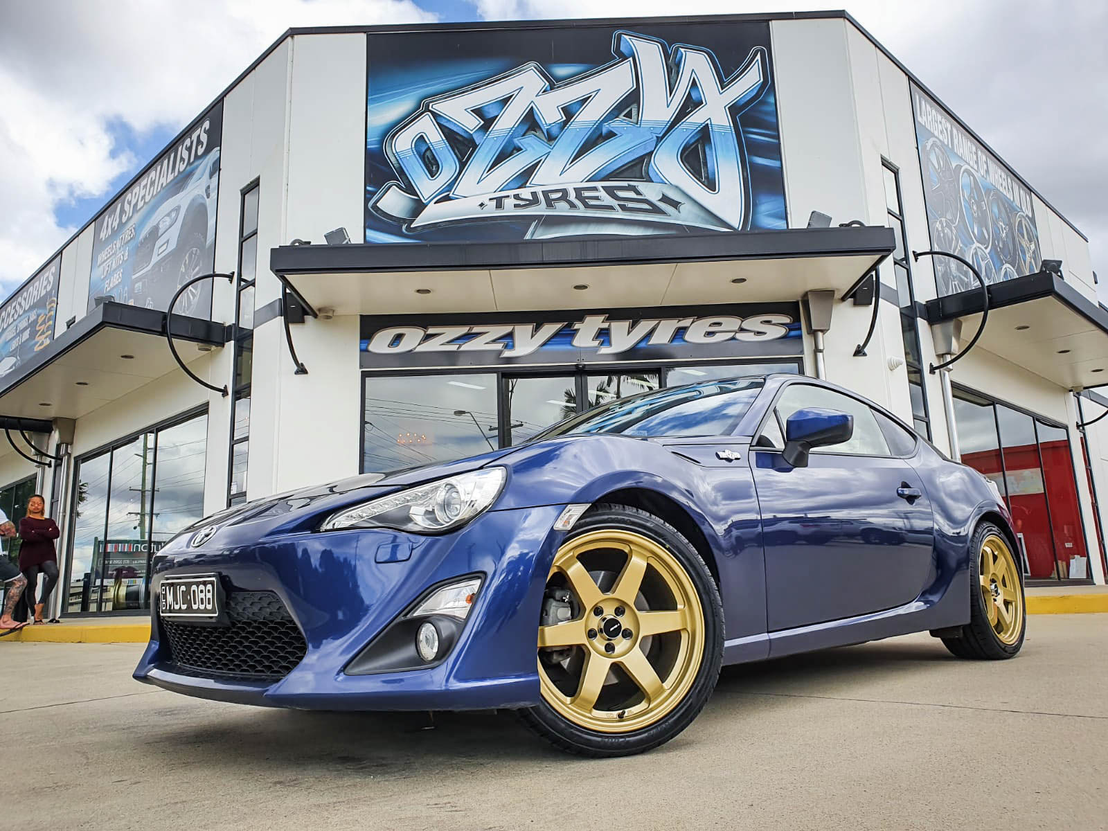 Toyota 86 avid av-06 gloss gold #585