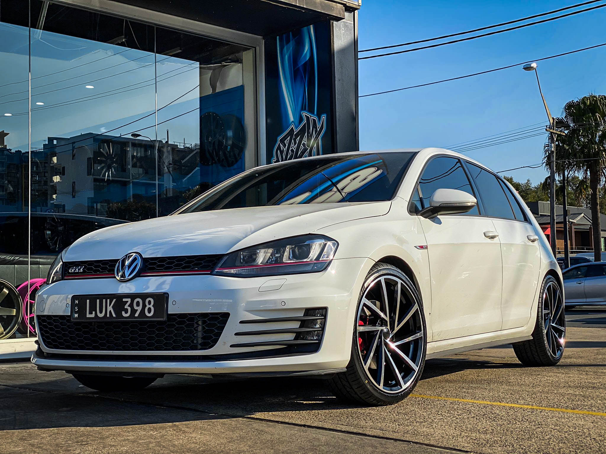VOLKSWAGEN_GOLF_GTI_EURO_SPEC_REPLICA_DIRECTIONAL_992_BLACK_MACHINED_FACE_20_LEXANI_LX202.jpg