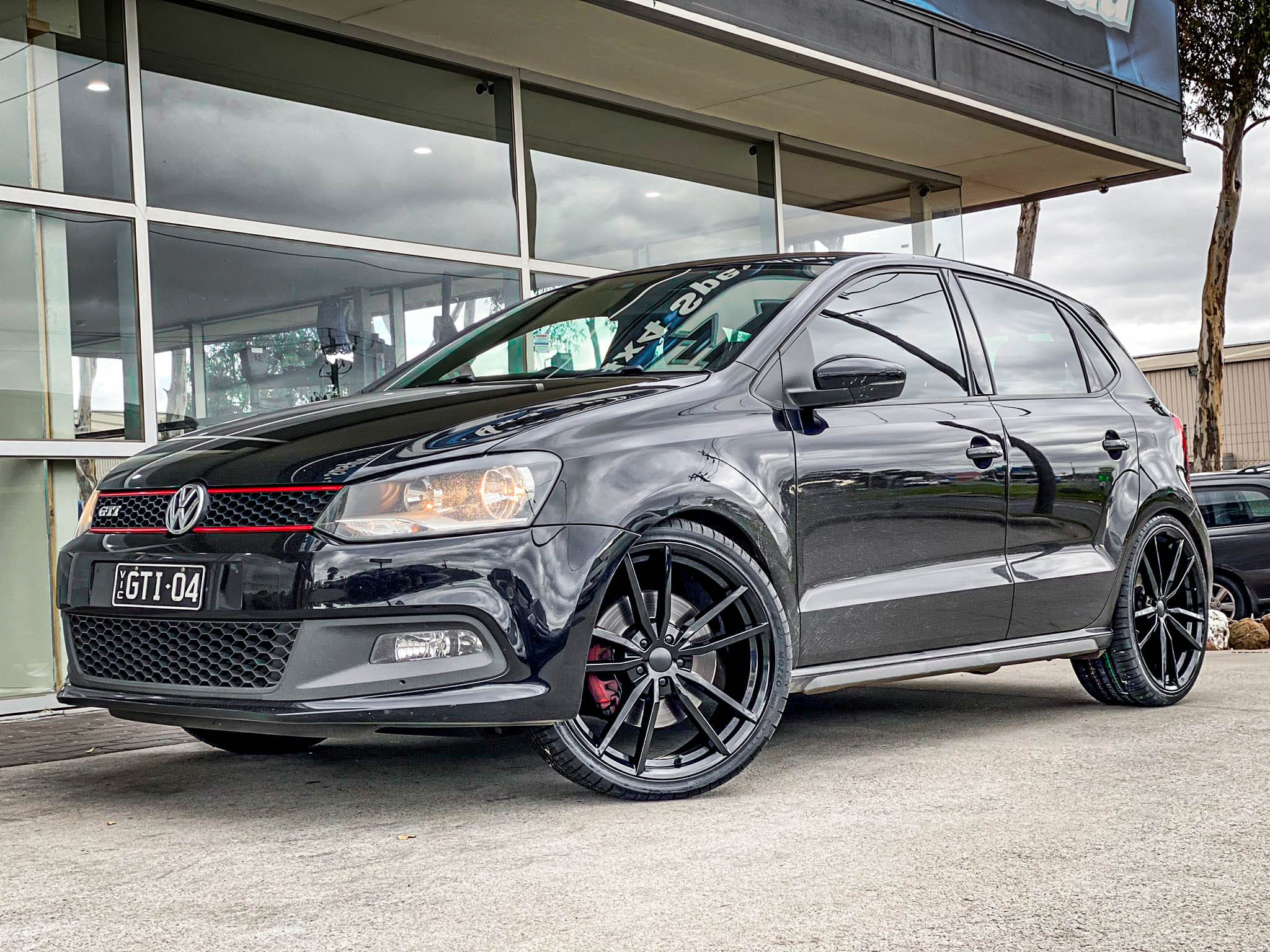 VOLKSWAGEN_GOLF_GTI_EURO_SPEC_REPLICA_WOLF_991_GLOSS_BLACK_19_DURATURN_MOZZO_SPORT1.jpg