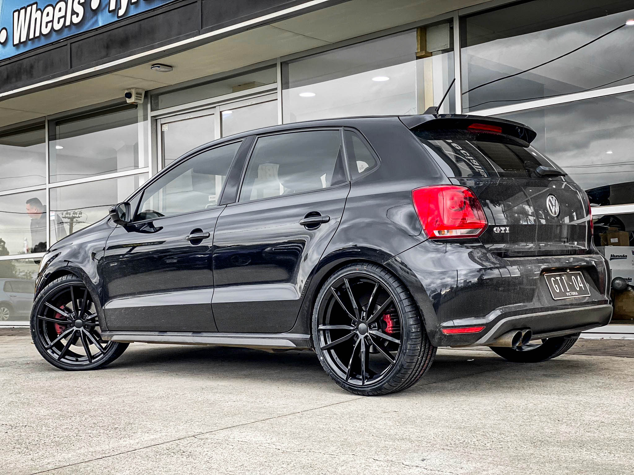 VOLKSWAGEN_GOLF_GTI_EURO_SPEC_REPLICA_WOLF_991_GLOSS_BLACK_19_DURATURN_MOZZO_SPORT3.jpg