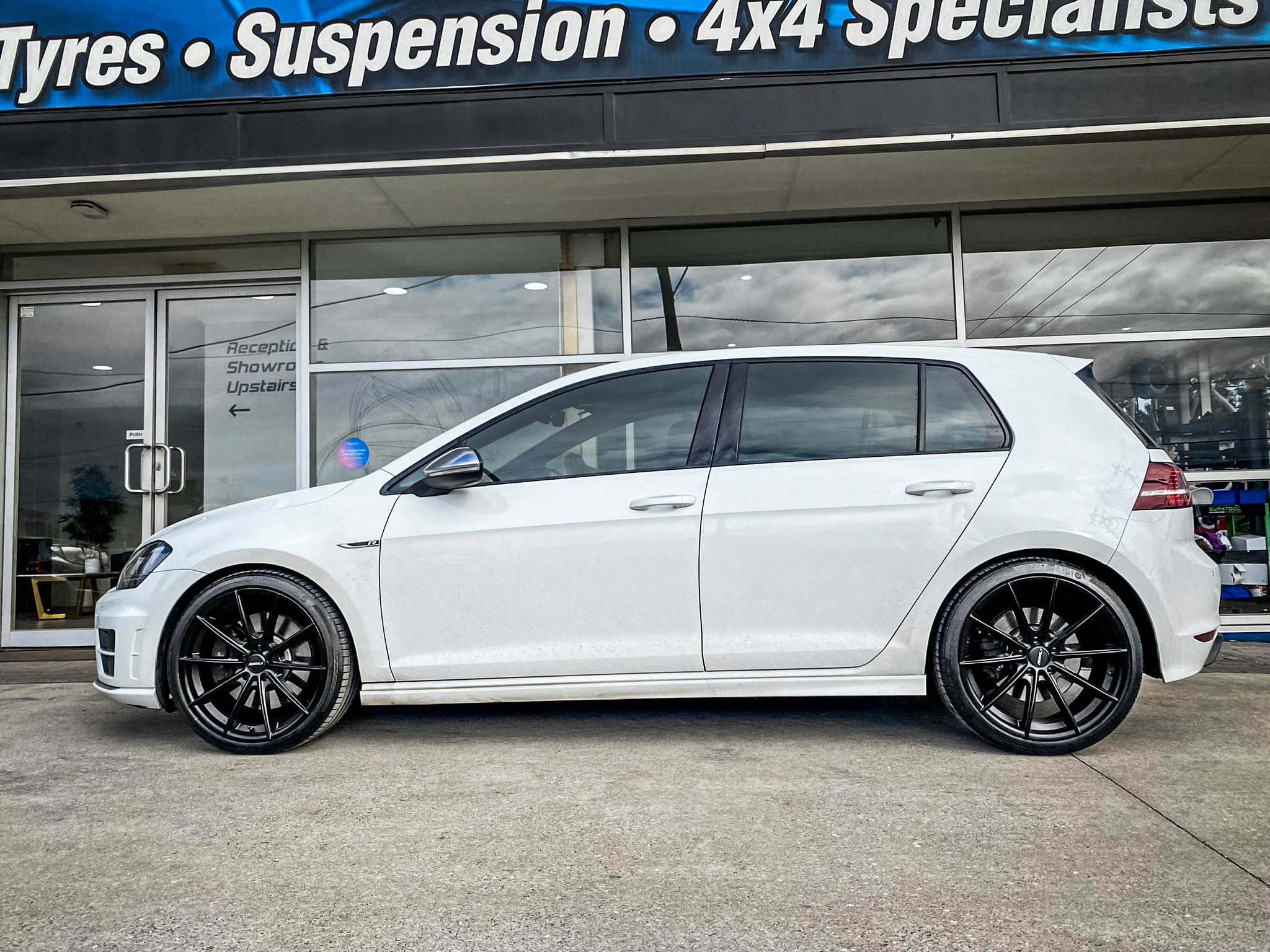VOLKSWAGEN_GOLF_R_HUSSLA_MOZ_MATTE_BLACK_19_CONTINENTAL_CONTI_SPORT_CONTACT_22.jpg