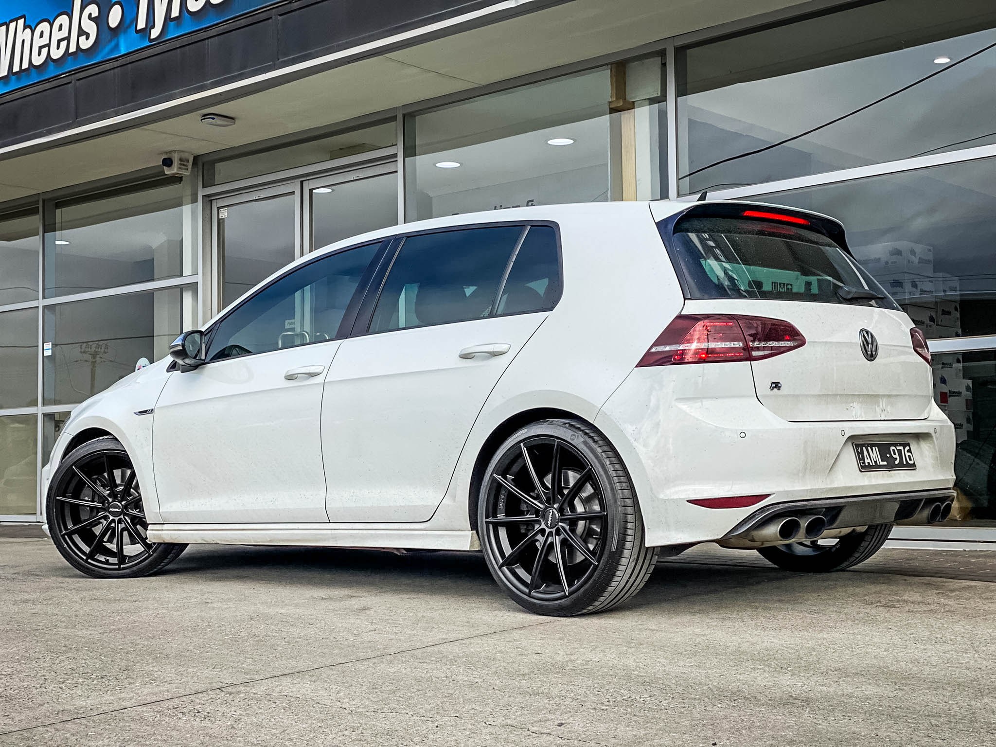 VOLKSWAGEN_GOLF_R_HUSSLA_MOZ_MATTE_BLACK_19_CONTINENTAL_CONTI_SPORT_CONTACT_24.jpg
