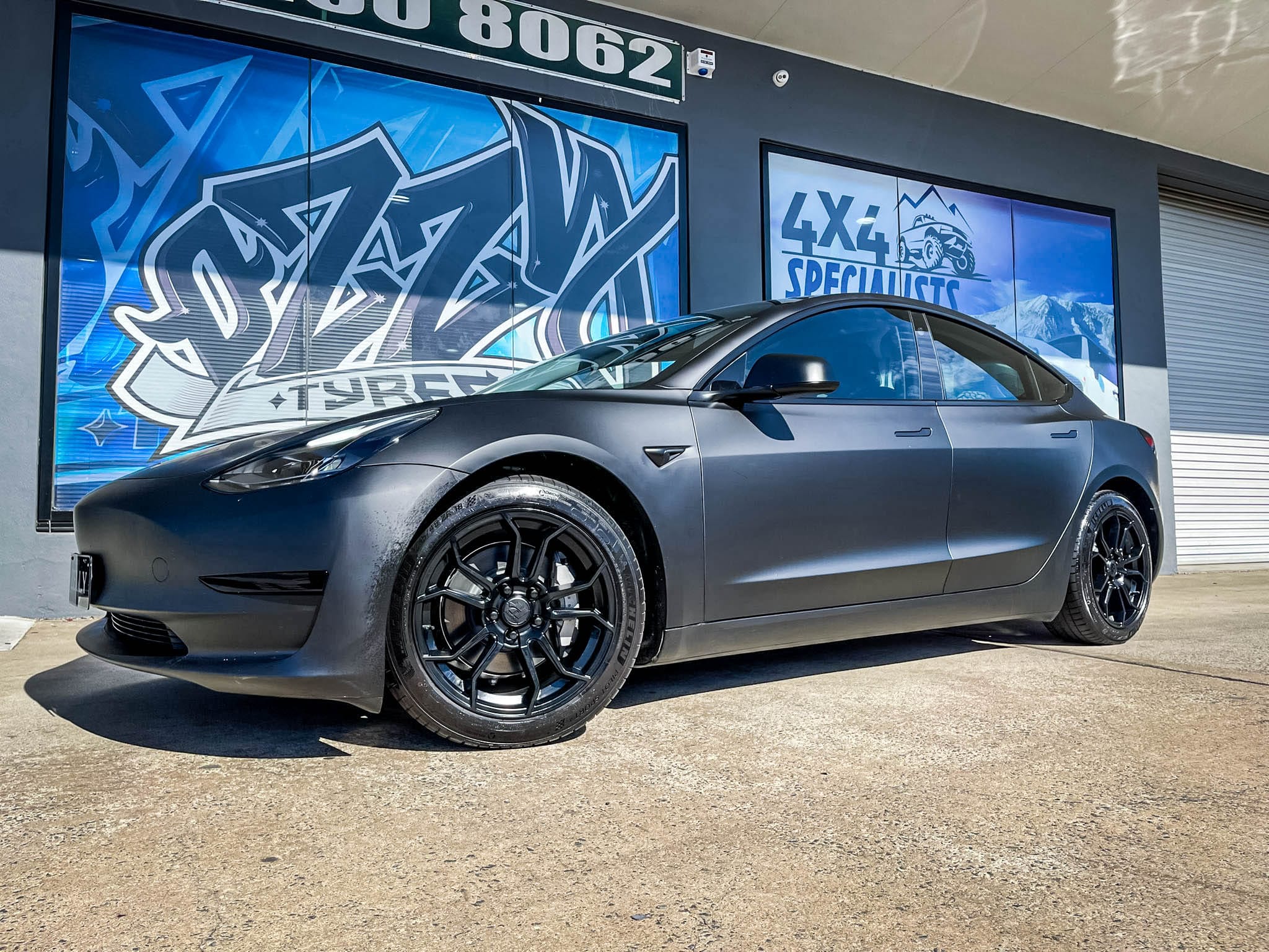 TESLA_MODEL_3_HUSSLA_ROYALTY_MATTE_BLACK_18_MICHELIN_PILOT_SPORT_4_4.jpg