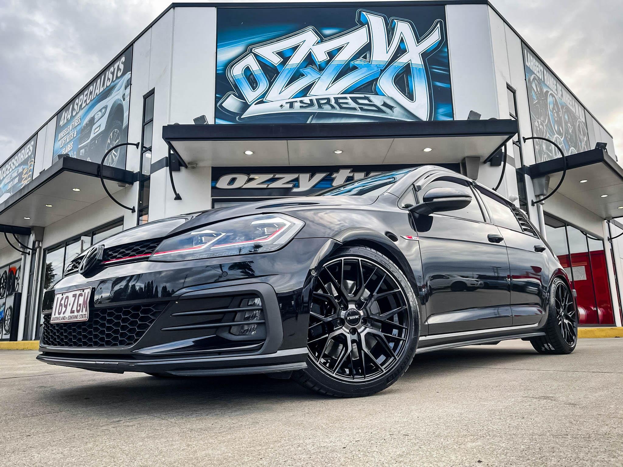VOLKSWAGEN_GOLF_GTI_HUSSLA_LIT_GLOSS_BLACK_DARK_TINT_FACE_18_MICHELIN_PILOT_SPORT_42.jpg
